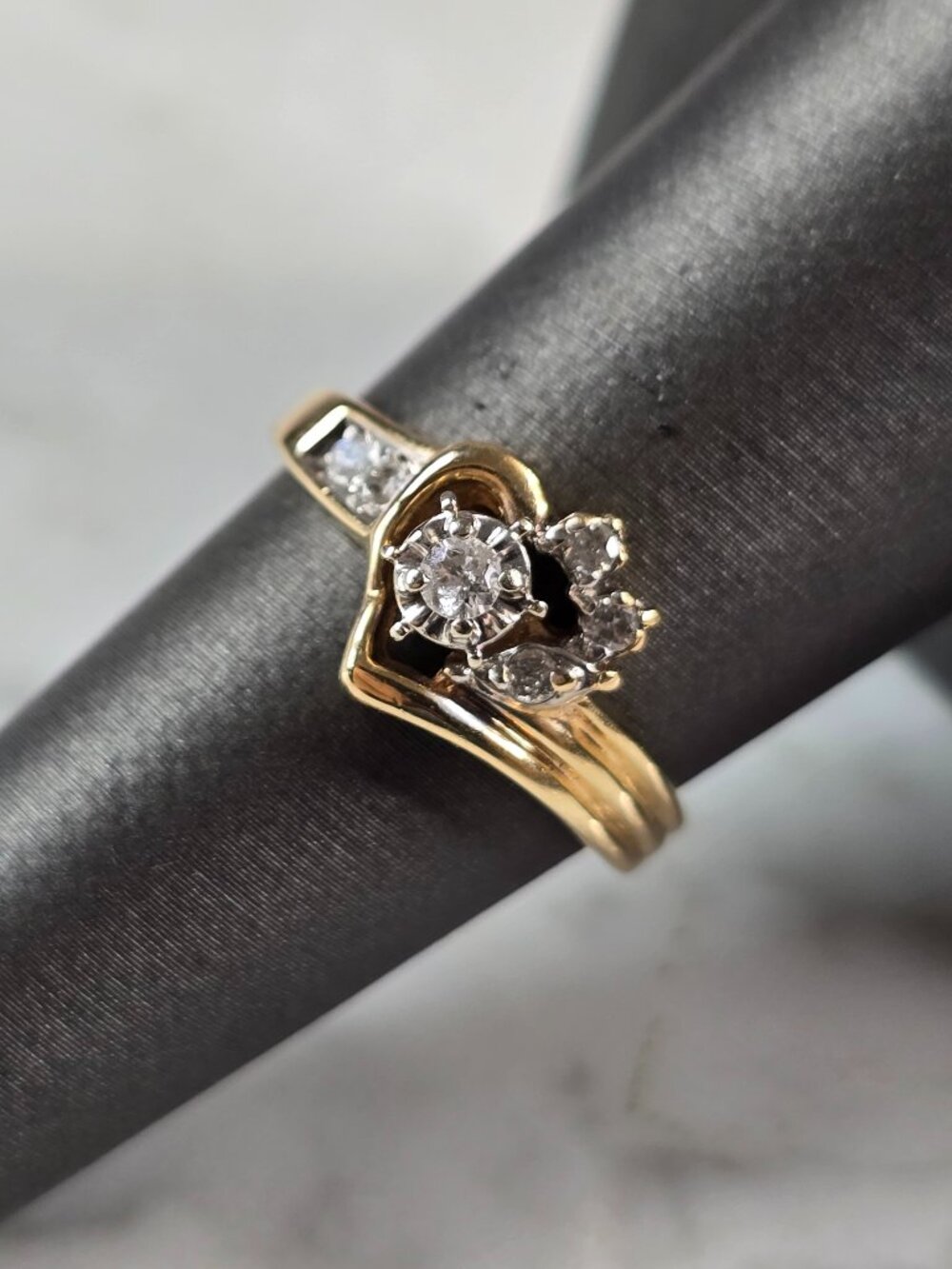 Womens Vintage Estate 10K Gold Diamond Heart Ring 3.1g E7246
